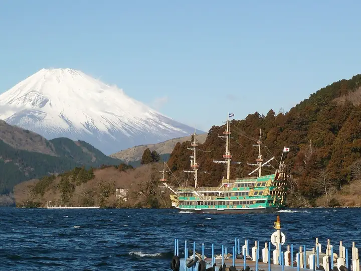 芦ノ湖の海賊船と富士山